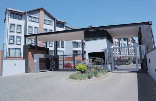 Greater Johannesburg Metropolitan Area Apartment | Luxury 1bedroom apartment in Sandton. perfect for business travel. Pet friendly!