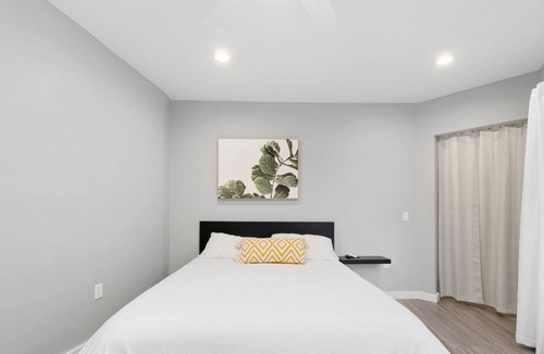North Oak Park Apartment | Luxury 1BR Off Broadway