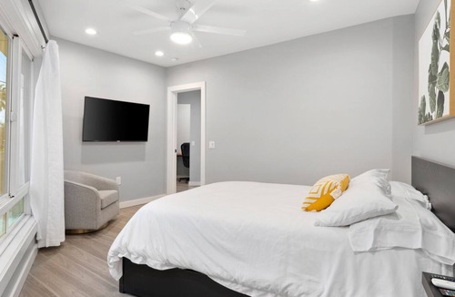North Oak Park Apartment | Luxury 1BR Off Broadway