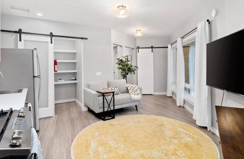 North Oak Park Apartment | Luxury 1BR Off Broadway