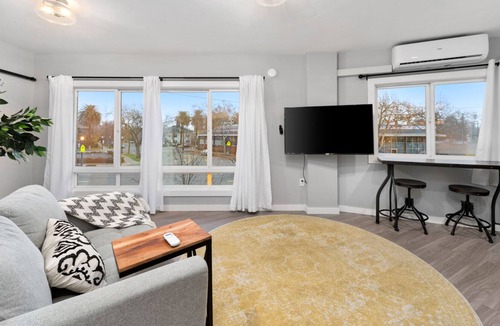 North Oak Park Apartment | Luxury 1BR Off Broadway