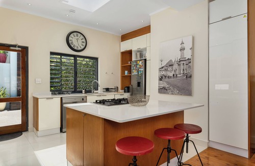 Cape Town City Centre Apartment | Luxury 2 bed Apartment l Pool + Mountain Views