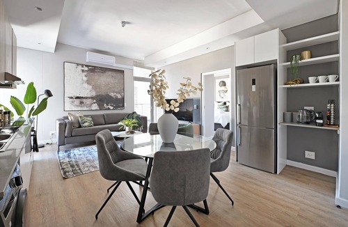 Cape Town City Centre Apartment | Luxury 2-Bedroom Retreat with City & Table Mountain Views!