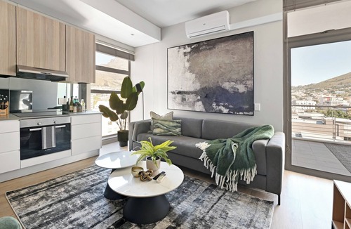 Cape Town City Centre Apartment | Luxury 2-Bedroom Retreat with City & Table Mountain Views!