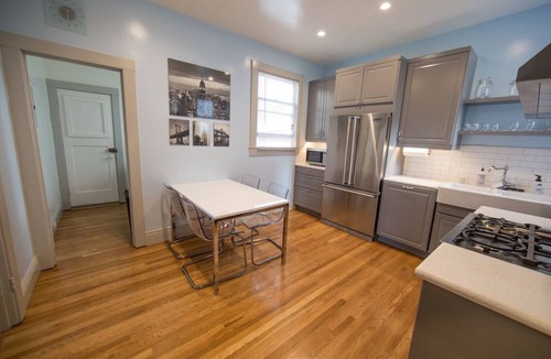 Russian Hill Apartment | Luxury 2 bedroom 1 bath Penthouse in prime neighborhood. ORGANIC SANITATION