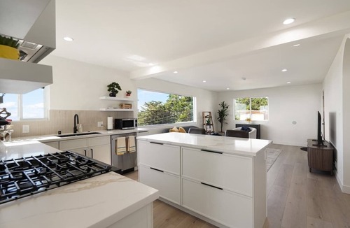 Pacifica Apartment | Luxury 3BR 2BA Coastal Home w/Ocean Sunset Views & Yard Near SF
