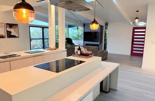 Highlands-Baywood Park House | Luxury 4BR Eichler Near SFO & Biotech Hub with Hot Tub &Massage Chair