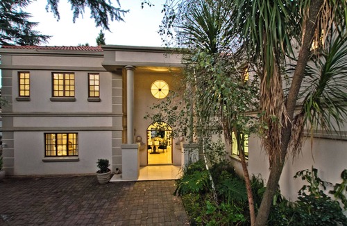 Greater Johannesburg Metropolitan Area House | Luxury 5-bedroom house, 3 Bathrooms, with Wi-Fi and Solar system in Sandton