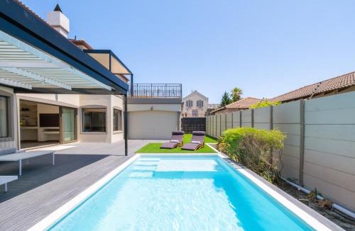 West Beach House | Luxury 5 Bedroom Villa with Heated Pool and Inverter in Blouberg