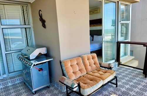 Westbrook House | Luxury 6 sleeper: nature’s symphony of ocean, beach, 180degrees views & dolphins