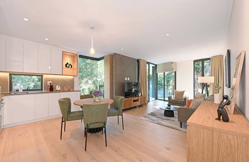 Newlands Apartment | Luxury Apartment in Newlands Cape Town - Streamside tranquility