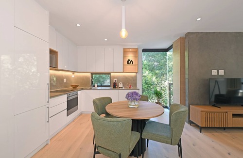 Newlands Apartment | Luxury Apartment in Newlands Cape Town - Streamside tranquility
