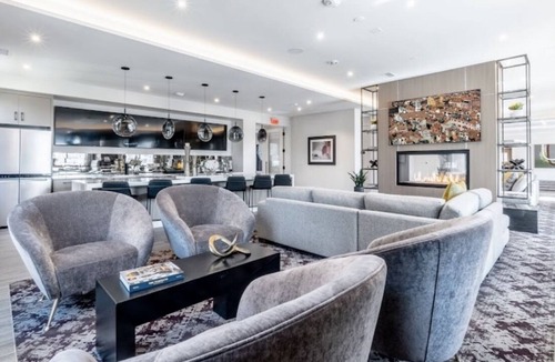 Willow Creek Apartment | Luxury apt 5 mins from airport/downtown POOL ACCESS! & JACUZZI!