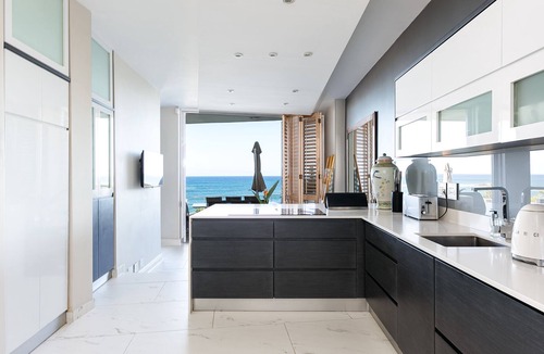 Camps Bay Villa | Luxury Beach House - Spectacular Camps Bay Views