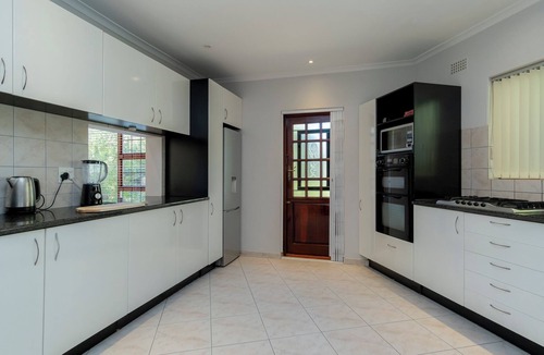 Hout Bay House | Luxury bungalow for 6 close to Cape Town centre and beach.