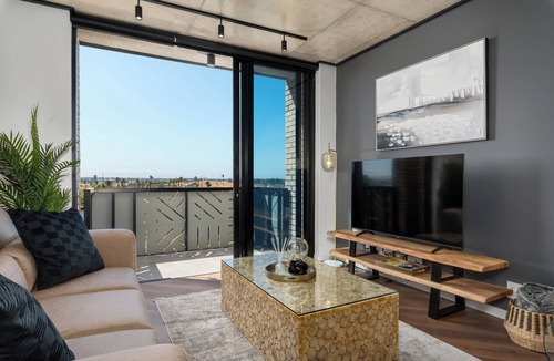 Flora Park Apartment | Luxury Century City Apartment | Lagoon Views