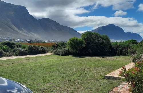 Betty's Bay Cottage | Luxury cottage with beautiful views of a lake in a nature reserve near the sea