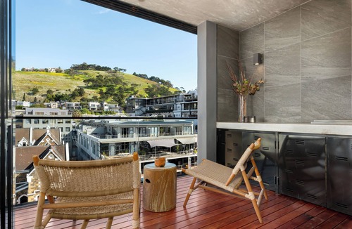 Cape Town City Centre Apartment | Luxury De Waterkant Apartment with Private Hot Tub