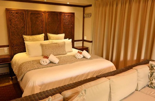 Middelburg House | LUXURY EN-SUITE ROOM WITH LOUNGE @ 4 STAR GUEST HOUSE