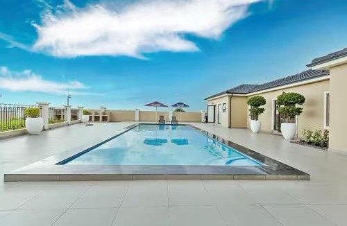 Greater Johannesburg Metropolitan Area Apartment | Luxury Lakeview Stay With Workspace