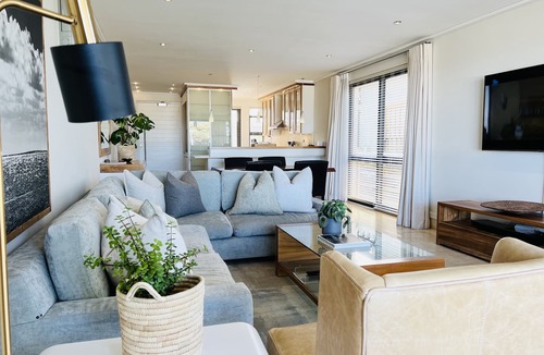 Hermanus City-Centre Apartment | Luxury Ocean-Front Apartment in Historic Hermanus