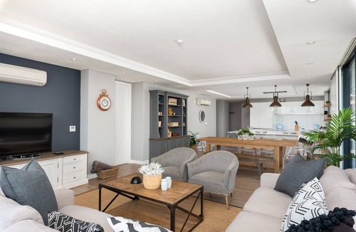 Green Point Apartment | Luxury Penthouse-Living | Pool Deck | BBQ | Views