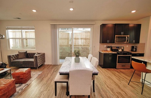 Folsom House | Luxury Retreat 4BR - Dedicated Workspace｜Fenced Backyard｜Flexible Lease #41616