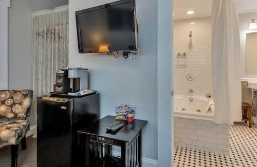 Calistoga House | Luxury Retreat with 5 King Suites Near Napa Valley Wineries & Downtown Calistoga