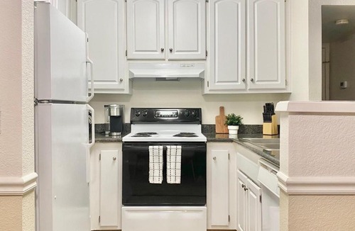 South Natomas Apartment | Luxury Sacramento Apartment, King Bed, Fast Wi-Fi
