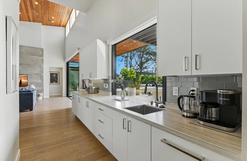 Encinitas House | Luxury Stay w/Pool, Spa, Fire Pit, Outdoor Lounge & Stunning Ocean Views | Encinitas Retreat