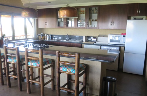 Northcliff Villa | Luxury Thatched Villa With Balcony Overlooking Johannesburg - Sleeps Six