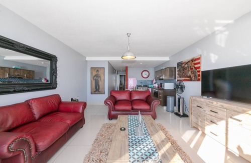 Bloubergstrand Apartment | Luxury Unit with iconic breathtaking views of Table Mountain & Robben island.