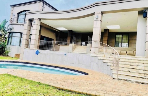 Beacon Bay Villa | Luxury Villa on Beaconhurst Drive 5 minutes to the beach