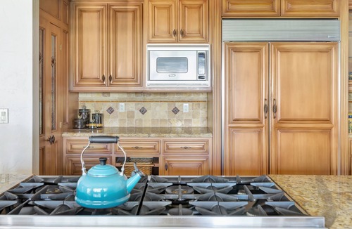Paso Robles House | Luxury Villa: Pool, Hot Tub, Pickleball, Ping-Pong & Bocce. 10 min to downtown!