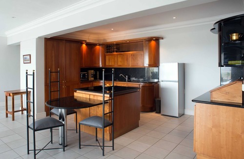 Muizenberg House | Lynx Vista is situated high on the Lakeside slopes with breathtaking views.