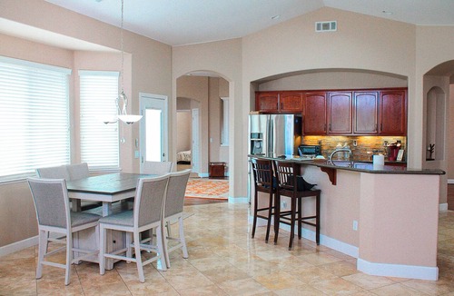 Elverta House | Madrone Manor, A Beautiful Spacious Getaway