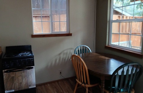 Glencoe Cabin | Magical 1 bd cabin-a soothing Mokelumne Hill getaway: Center of the Universe.