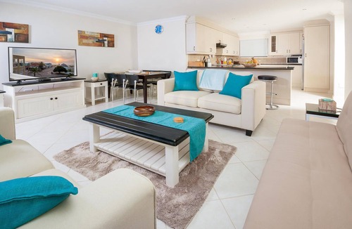 Jeffreys Bay Apartment | Main Beach Penthouse in central Jeffreys Bay overlooking Dolphin Beach.