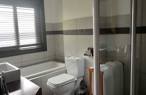 Kwa Sani House | Malachite Manor