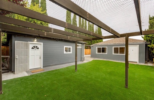 Redwood City Cottage | Marbella Lane - 2BR Guest House Dtwn RWC Pking