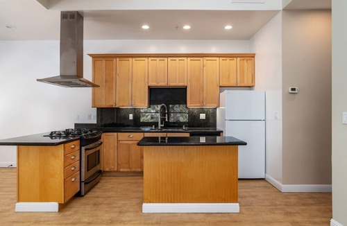 San Rafael Apartment | Marin Edwardian Mansion with San Francisco Bay Views 2br