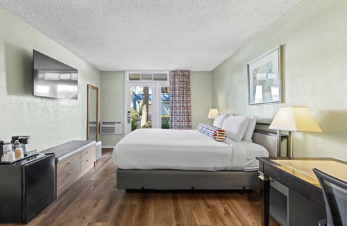 Oakland Hotel | Marina Village Inn