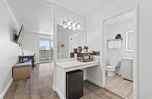 Oakland Hotel | Marina Village Inn