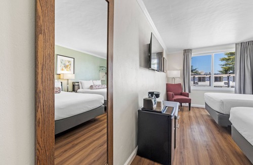 Oakland Hotel | Marina Village Inn