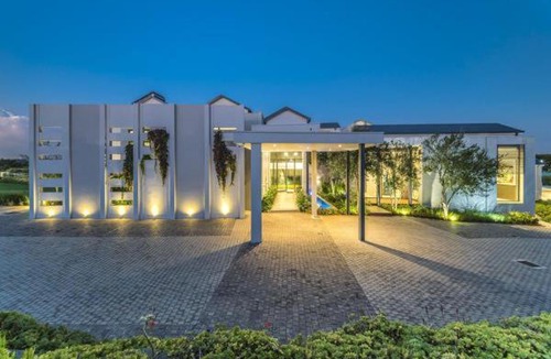 Greater Johannesburg Metropolitan Area House | Marry hill-side resort