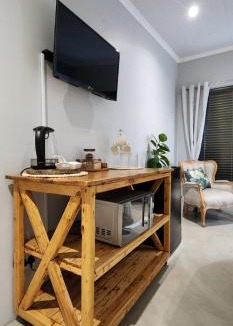 Malmesbury House | McCrae's Garden Suite