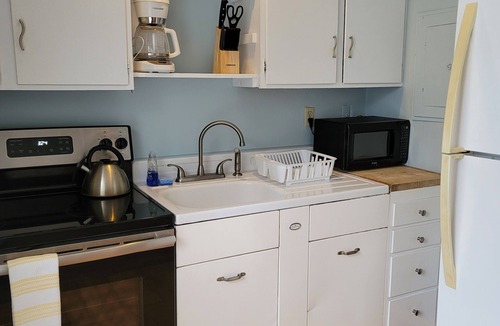 Mendocino Apartment | Mendocino 2nd Floor Studio #7 in the Village, full kitchen