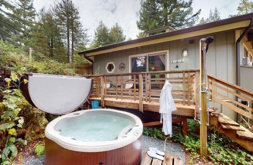 Mendocino House | Mendocino Cozy Cabin-Large Patio Grill & Garden