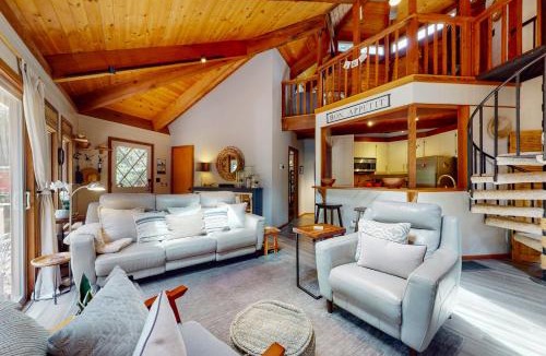 Mendocino House | Mendocino Cozy Cabin-Large Patio Grill & Garden