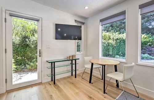 Linfield Oaks Apartment | Menlo Park Studio ~ 2 Mi to Stanford University